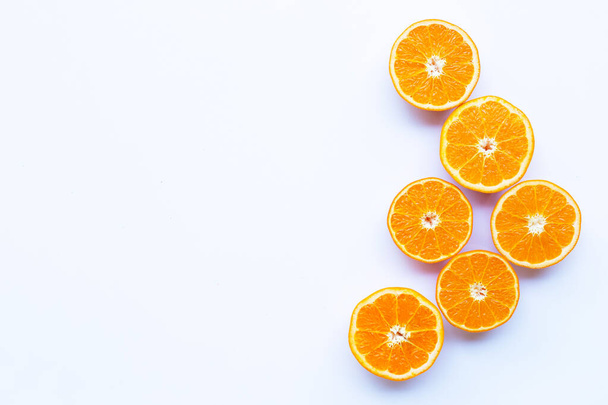 Yüksek vitaminli C vitamini. Beyaz arka planda taze turuncu turunçgil meyvesi. Boşluğu kopyala - Fotoğraf, Görsel