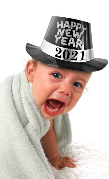 Menino de dez meses chorando e vestindo um tophat feliz Ano Novo. 2021 - Foto, Imagem