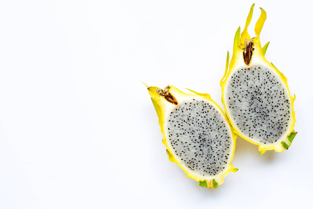 Κίτρινη pitahaya ή φρούτα δράκου σε λευκό φόντο. Αντιγραφή χώρου - Φωτογραφία, εικόνα