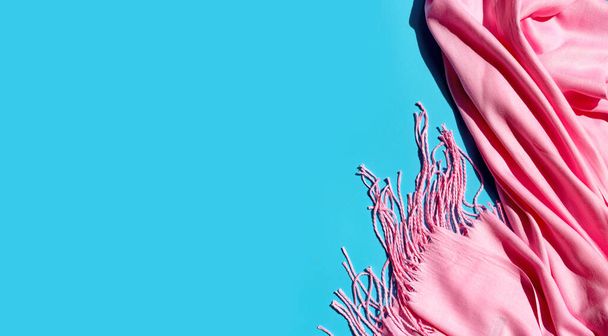 Розовая женская шаль на синем фоне. Копирование пространства - Фото, изображение