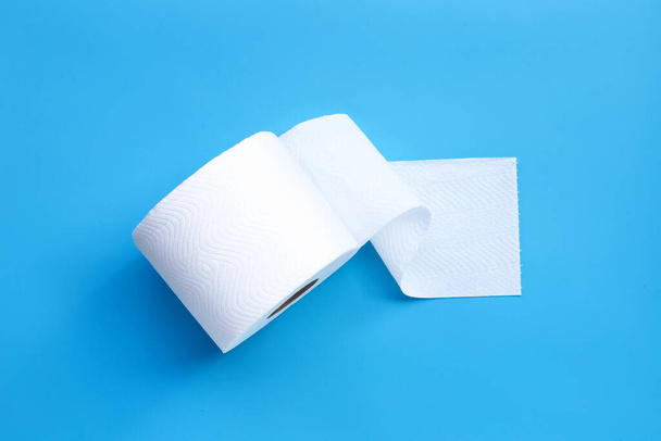 Toilettenpapier auf blauem Hintergrund. Kopierraum - Foto, Bild