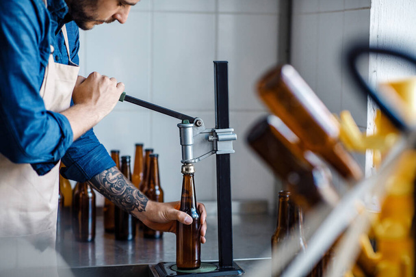 Виробництво напоїв, працівник працює над виробництвом пива, ремісничим заводом
 - Фото, зображення