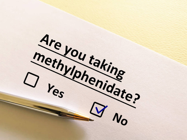 Egy ember válaszol a pszichiátriai gyógyszerekkel kapcsolatos kérdésekre. A személy nem szed metilfenidátot.. - Fotó, kép