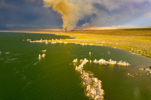 Mono Lake en zijn dramatische tufstenen torens die van het oppervlak in Californië komen. - Foto, afbeelding