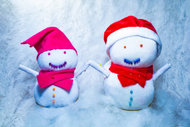Schneemannpuppen aus Socken zur Weihnachtsfeier. Spaß mit Kindern zu Hause. Recycling gebrauchter Socken. - Foto, Bild