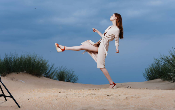 mujer al aire libre arena arbustos verdes paisaje destino - Foto, Imagen
