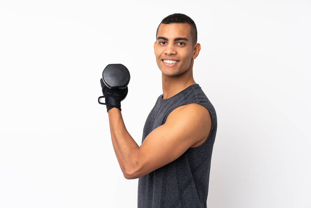 jovem afro-americano esporte homem sobre isolado branco fundo fazendo levantamento de peso - Foto, Imagem