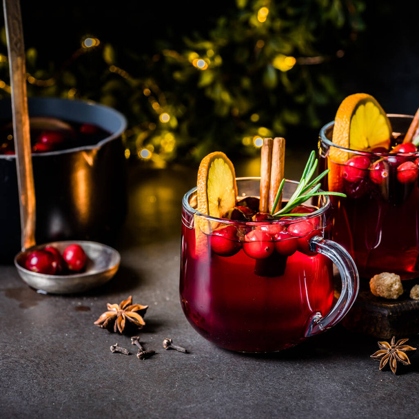 Christmas Orange and Cranberry Mulled Wine, square - Foto, imagen