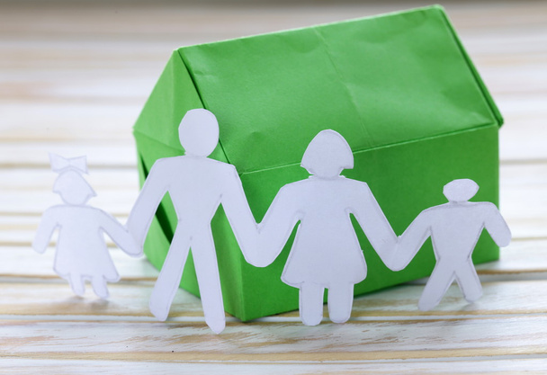 Colorida casa de papel de origami con familia humana
 - Foto, Imagen