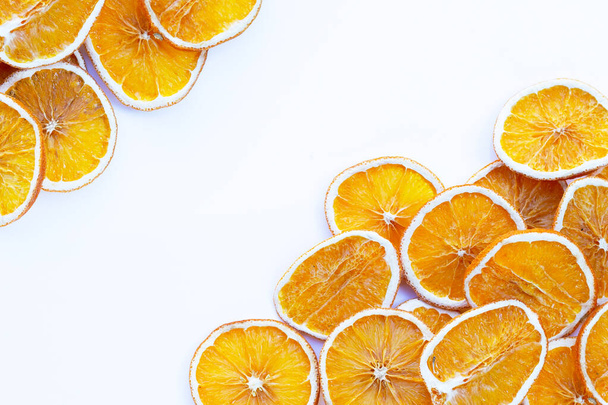 Αποξηραμένες φέτες πορτοκαλιού σε λευκό φόντο. - Φωτογραφία, εικόνα