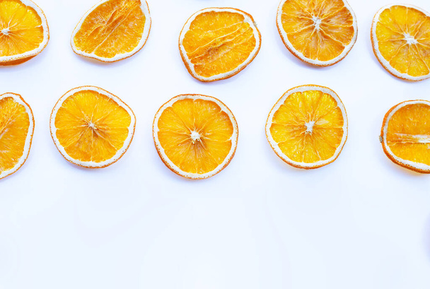 Gedroogde sinaasappelschijfjes op witte achtergrond. - Foto, afbeelding