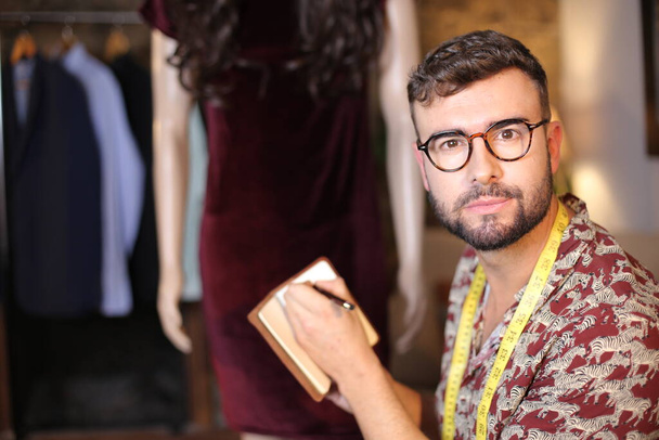 retrato de diseñador de moda joven guapo en su taller - Foto, Imagen