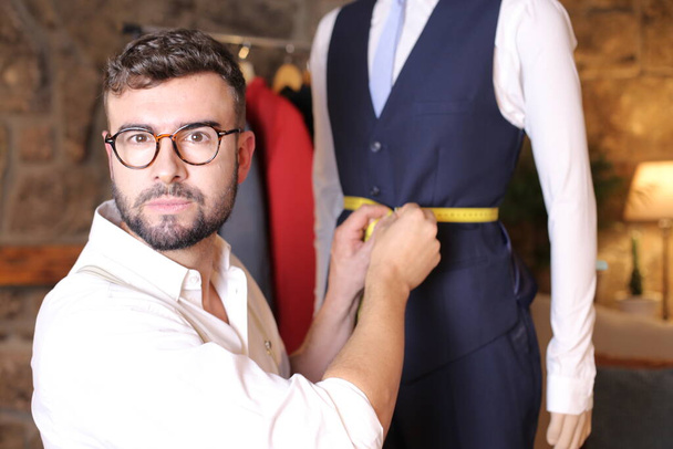 retrato de diseñador de moda joven guapo en su taller - Foto, Imagen