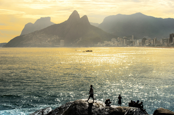 Puesta de sol en la playa de Copacabana, Río de Janairo, Brasil
  - Foto, Imagen