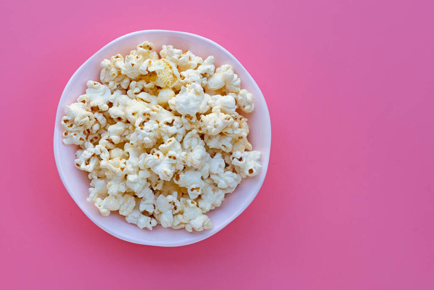 Popcornia pinkillä pohjalla. Kopioi tila - Valokuva, kuva