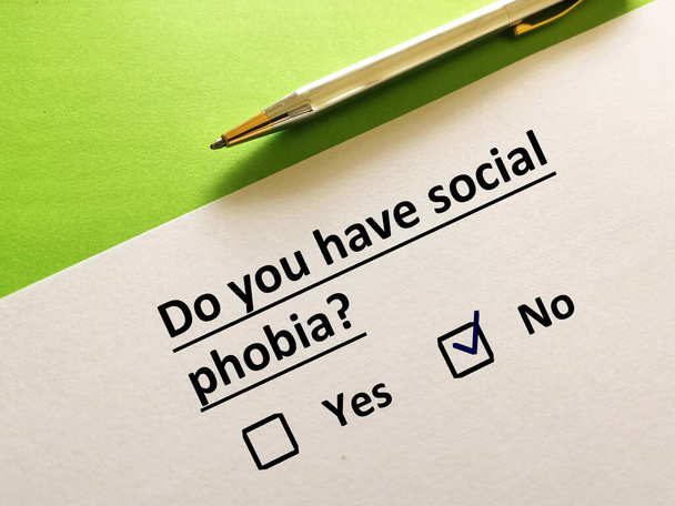 Une personne répond à la question. La personne n'a pas de phobie sociale. - Photo, image