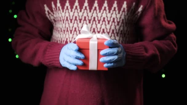 childs manos dando caja roja con cinta blanca. navidad, concepto de año nuevo - Metraje, vídeo