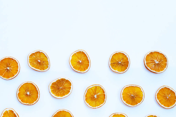 Rodajas de naranja secas sobre fondo blanco. - Foto, Imagen