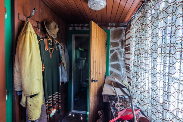 garde-robe avec de vieux vêtements dans une maison abandonnée dans le pays - Photo, image