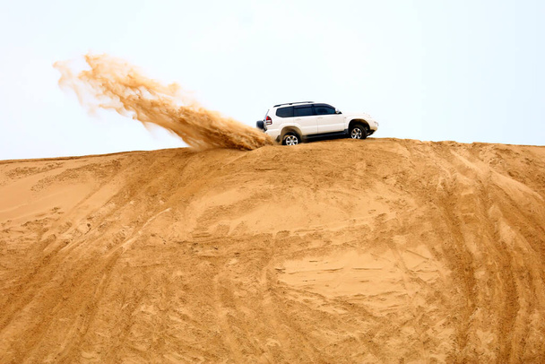 Позашляховик, що подорожує в пустелі
 - Фото, зображення