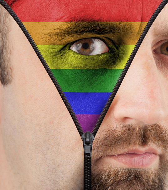 Desabrochar la cara a la bandera del arco iris
 - Foto, Imagen