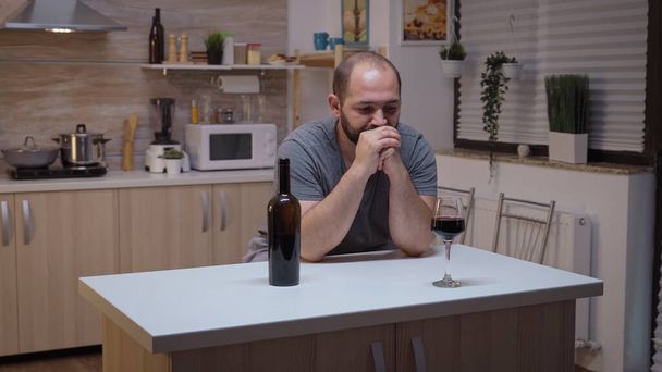 台所で酒を飲む夫の悲しい - 写真・画像