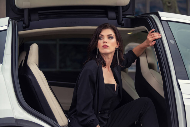 girl in the back passenger seat of a car - Fotografie, Obrázek