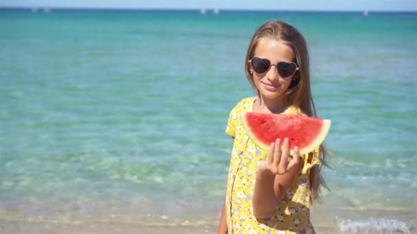 Glückliches Kind auf dem Meer mit Wassermelone - Filmmaterial, Video