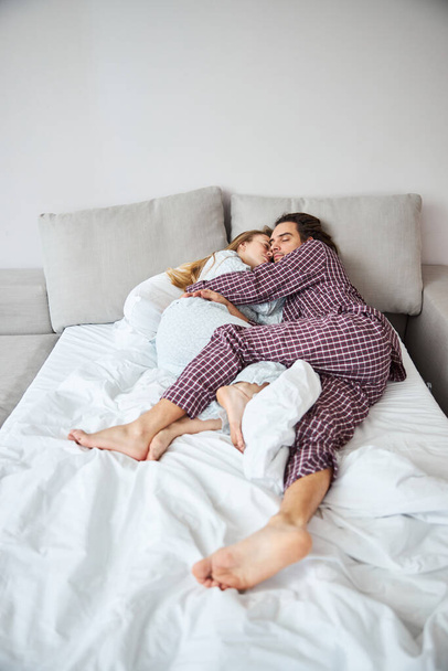 Bella coppia innamorata coccole e dormire a letto - Foto, immagini