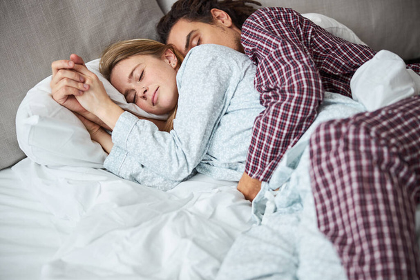 Feliz casal apaixonado dormindo juntos em casa - Foto, Imagem