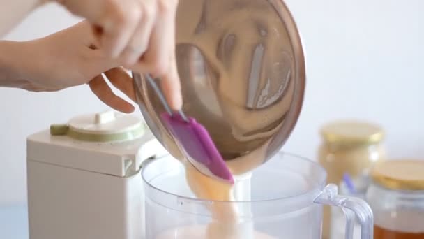 κάνοντας κέικ - προσθέτοντας συστατικά σε μπλέντερ - Πλάνα, βίντεο