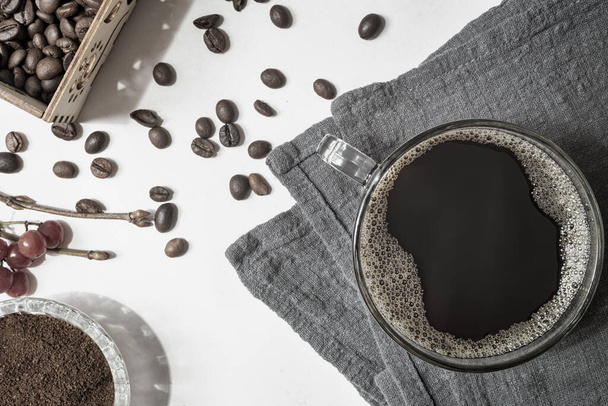 Чорна кава в чашці на столі
 - Фото, зображення