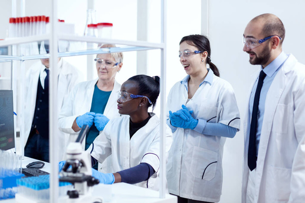 Equipo de científicos de diversa etnia que analizan la patología del paciente - Foto, imagen