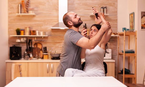 Aviomies yrittää ottaa vaimon puhelimeen - Valokuva, kuva