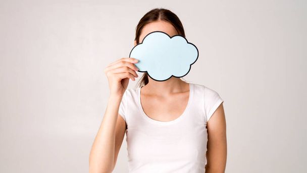 Überraschte glückliche Frau im Hemd mit leerer Sprechblase - Foto, Bild
