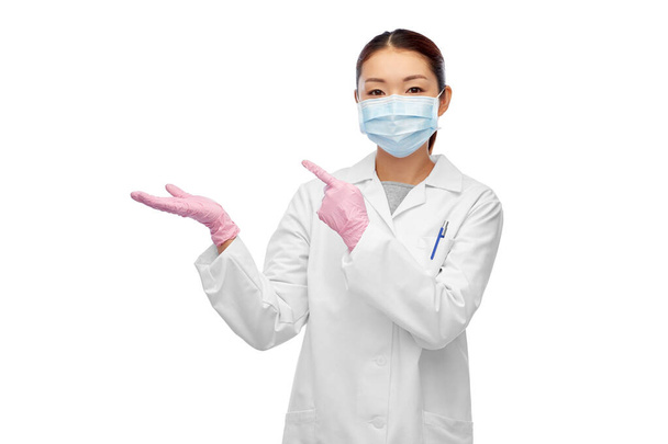 asian female doctor or scientist in medical mask - Foto, afbeelding