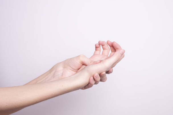 масаж рук, неприємний біль в руках
 - Фото, зображення