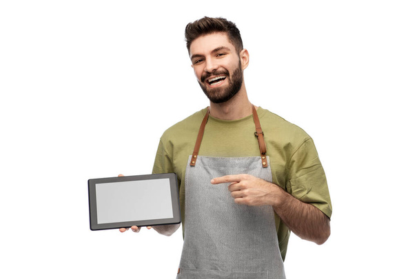 serveur souriant dans le tablier montrant tablette ordinateur PC - Photo, image