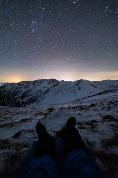 Sentado e relaxante sob as estrelas, inverno nas montanhas - Foto, Imagem