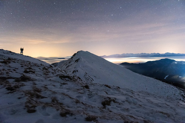 Magische sterrennacht over de bergen en mistige vallei in de winter, Low Tatras National Park Slowakije - Foto, afbeelding