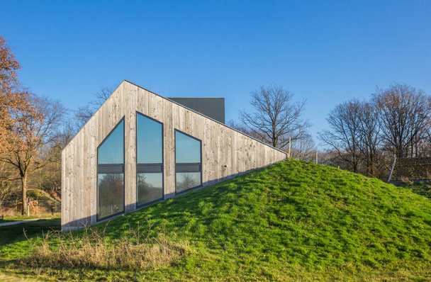 オランダ・ノーグ近郊の堤防に建設されたノルチェ・ヴェルト自然保護区の情報センター - 写真・画像