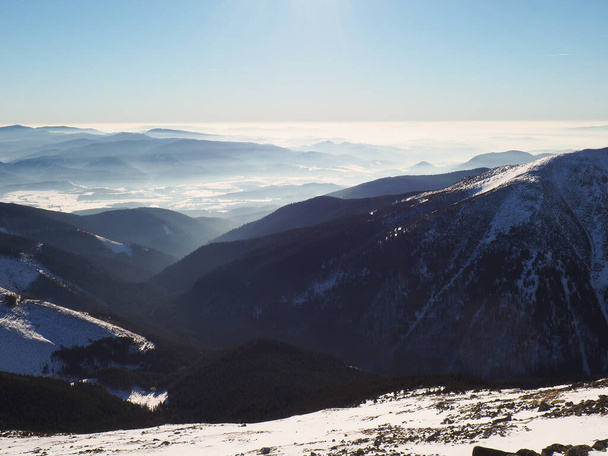 Parque Nacional Low Tatras en Eslovaquia, Montañas cubiertas de nieve en un día soleado - Foto, imagen