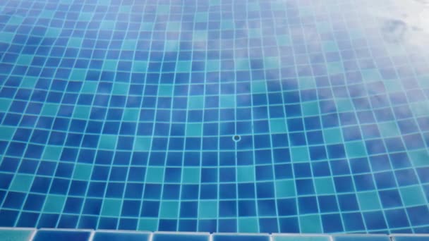 Klare türkisfarbene Wellen Wasser Hintergrund im Schwimmbad - Filmmaterial, Video