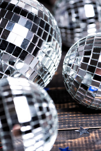 Srebrne lustrzane kulki disco. Koncepcja noworoczna lub urodzinowa - Zdjęcie, obraz