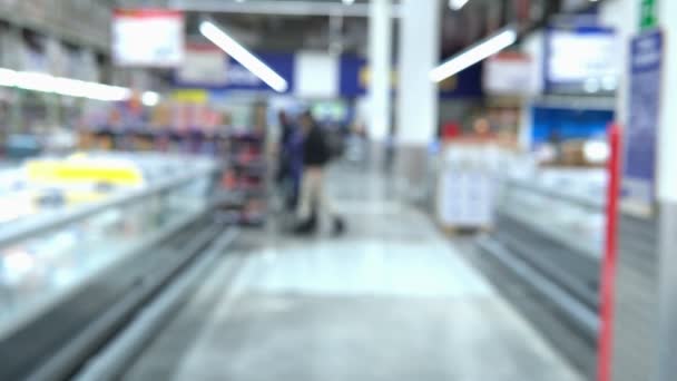 szupermarket folyosó termék polcok belső disocused homályos háttér - Felvétel, videó