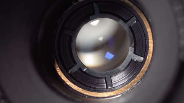 Rotationslinse manuelle Fokussierung während der Aufzeichnung einer Überprüfung für vlog. Kameralinsen-Technologie. Nahaufnahme. Selektiver Fokus - Filmmaterial, Video