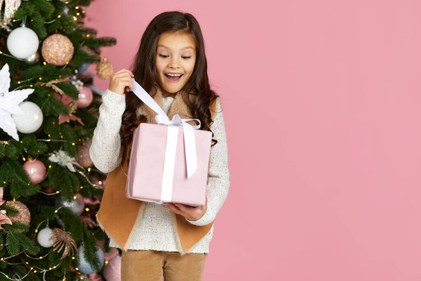 child girl holding Christmas gift box - Foto, imagen