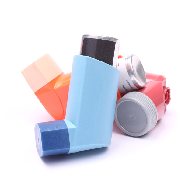 Asthma-Inhalatoren isoliert über Weiß - Foto, Bild