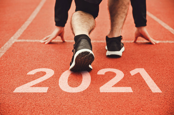 Start of Man running on running court .Start to new year 2021 plans.Goal of Succes - Foto, afbeelding