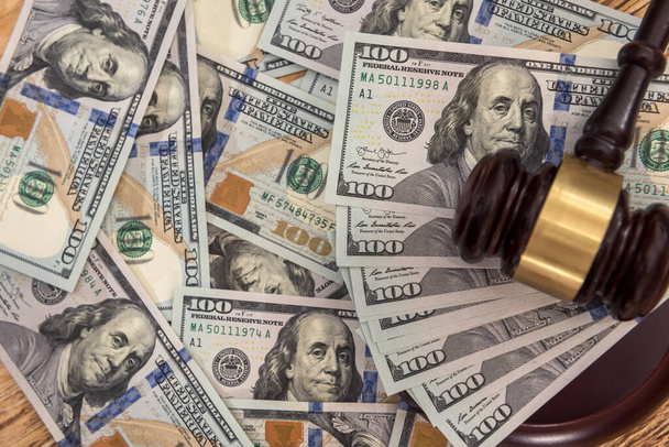 Fa kalapács és dollárszámlák az igazságszolgáltatás koncepciójában. finanszírozás - Fotó, kép